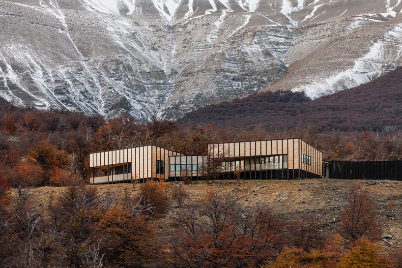 felipe-assadi-arquitectos-awasi-patagonia-chile-designboom-02