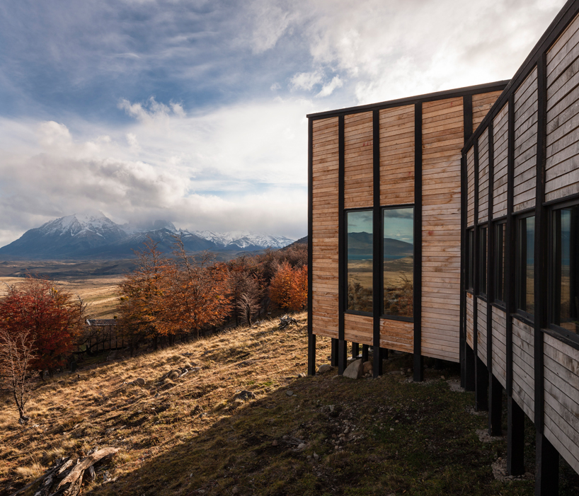 felipe-assadi-arquitectos-awasi-patagonia-chile-designboom-02