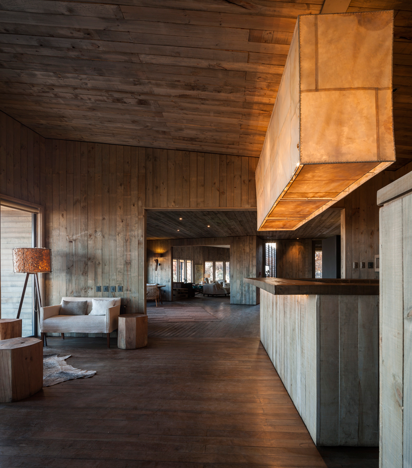felipe-assadi-arquitectos-awasi-patagonia-chile-designboom-02