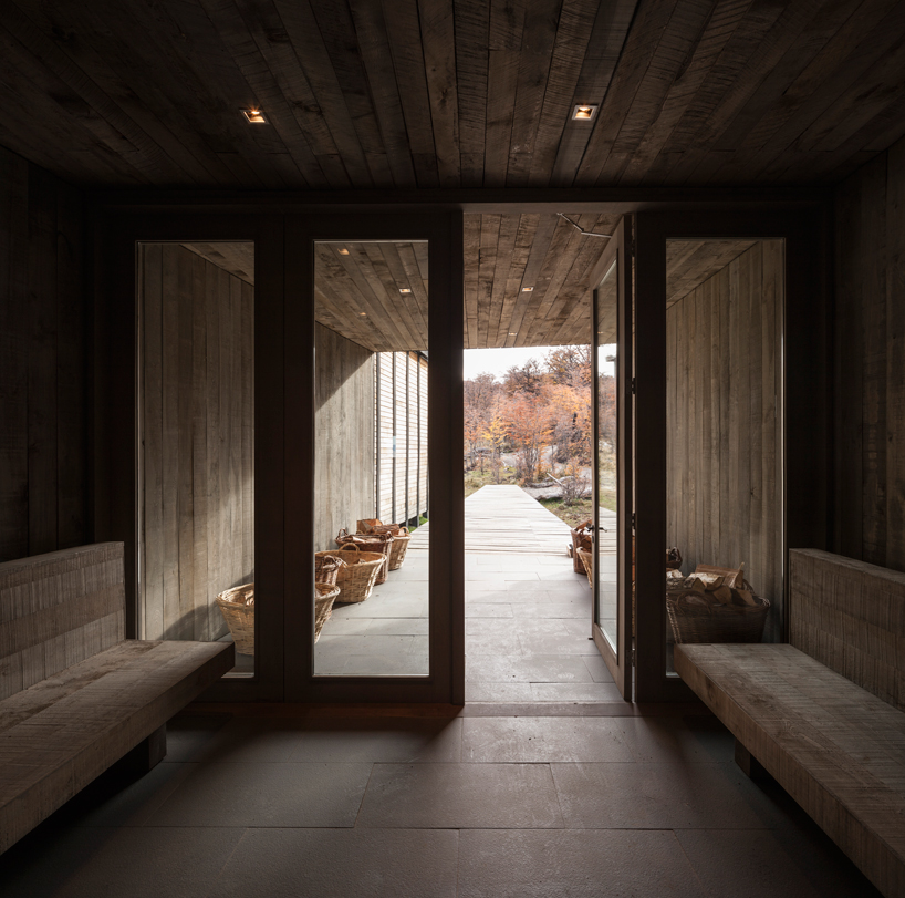 felipe-assadi-arquitectos-awasi-patagonia-chile-designboom-02