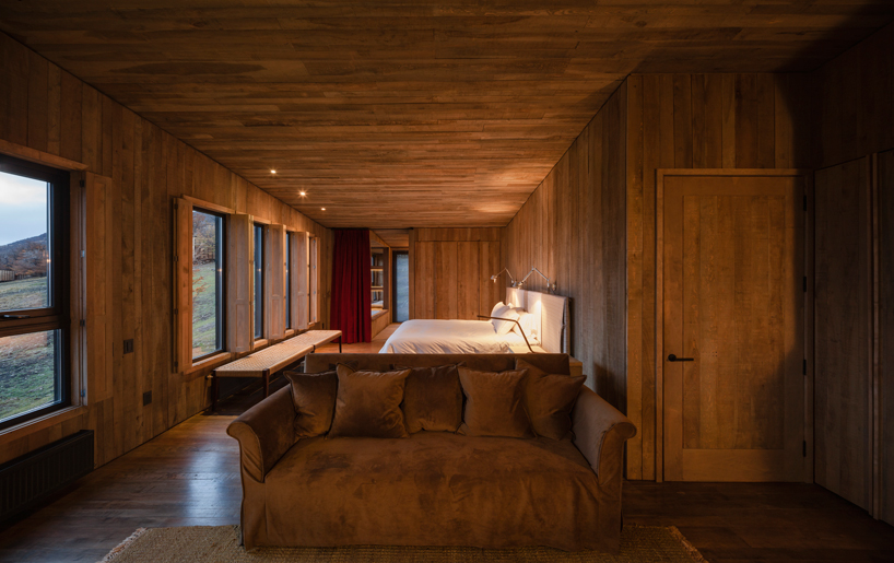 felipe-assadi-arquitectos-awasi-patagonia-chile-designboom-02