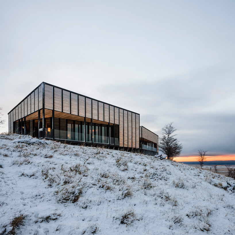 felipe-assadi-arquitectos-awasi-patagonia-chile-designboom-02