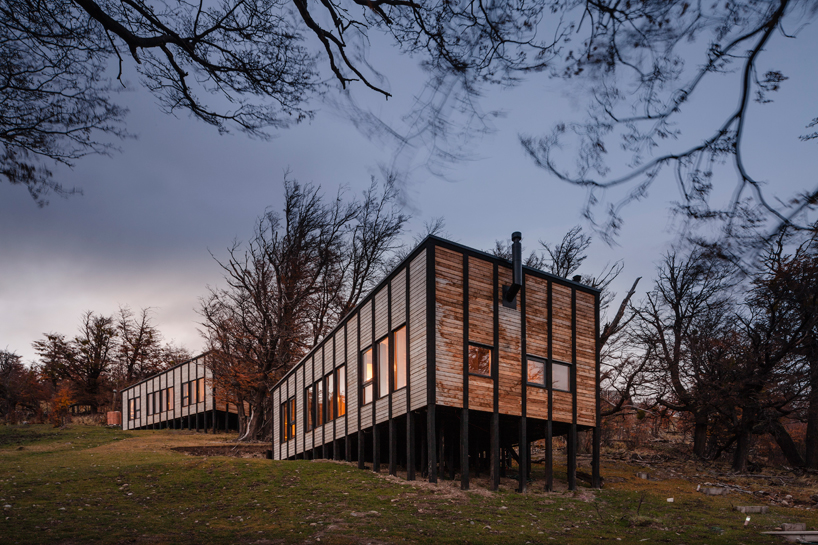 felipe-assadi-arquitectos-awasi-patagonia-chile-designboom-02