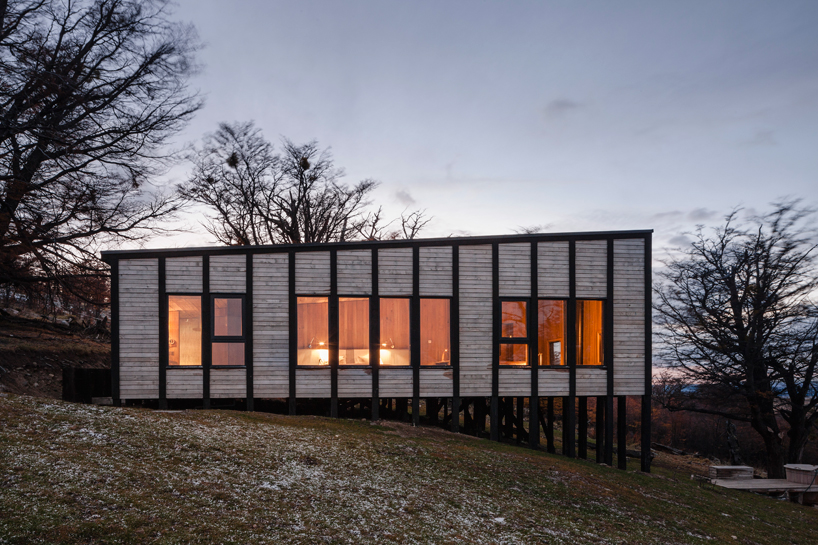 felipe-assadi-arquitectos-awasi-patagonia-chile-designboom-02