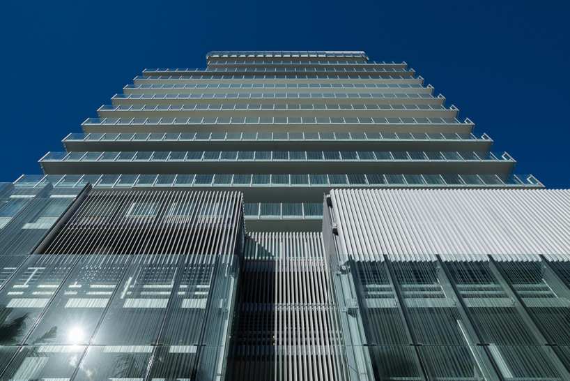 rene-gonzalez-architect-glass-residence-tower-miami-designboom-02