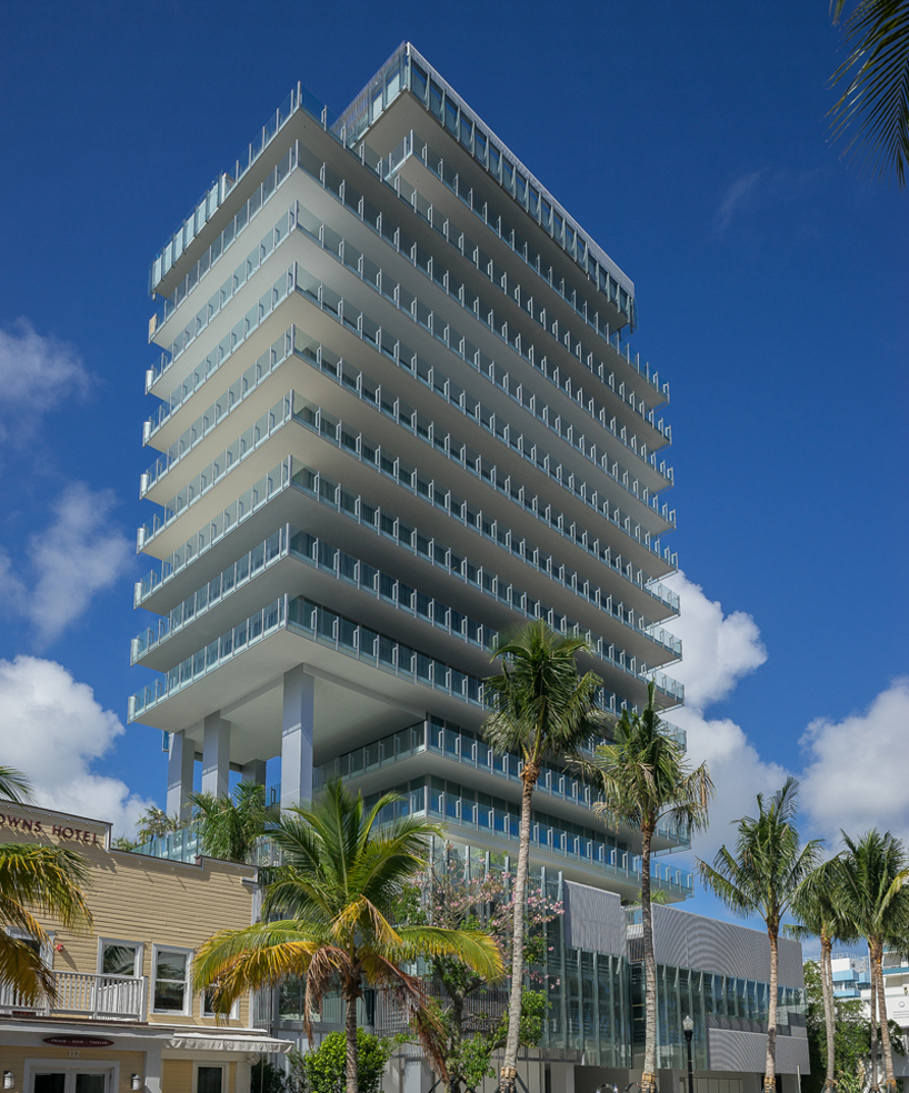 rene-gonzalez-architect-glass-residence-tower-miami-designboom-02