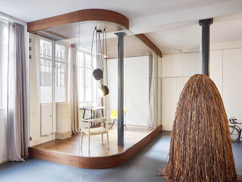 cut-architectures-glass-and-walnut-loft-paris-designboom-02