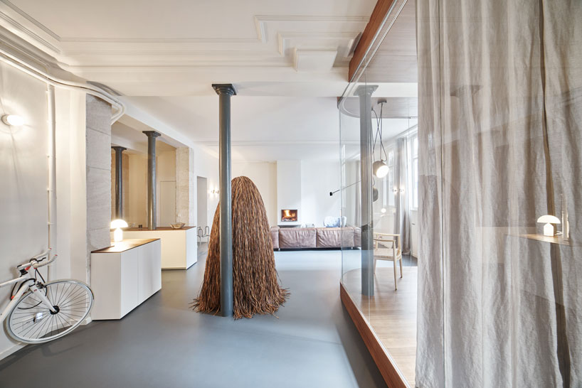 cut-architectures-glass-and-walnut-loft-paris-designboom-02