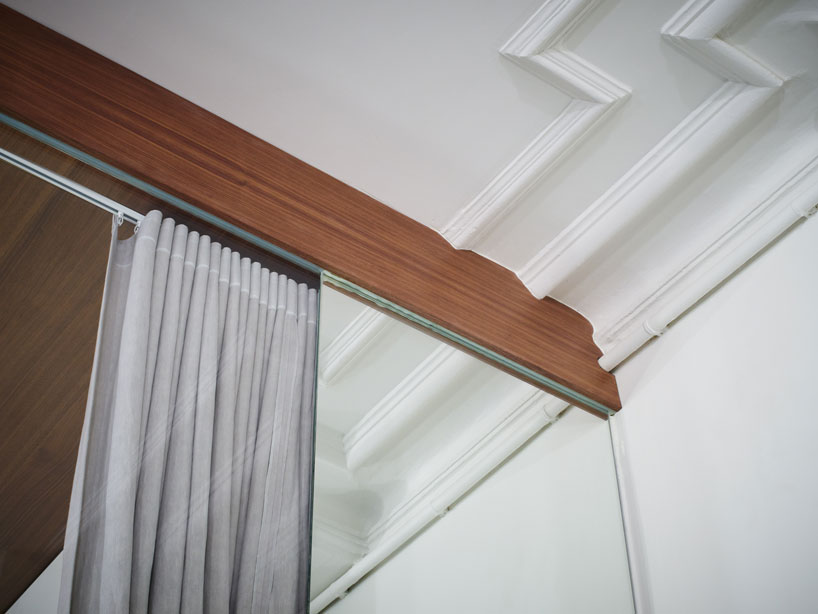 cut-architectures-glass-and-walnut-loft-paris-designboom-02