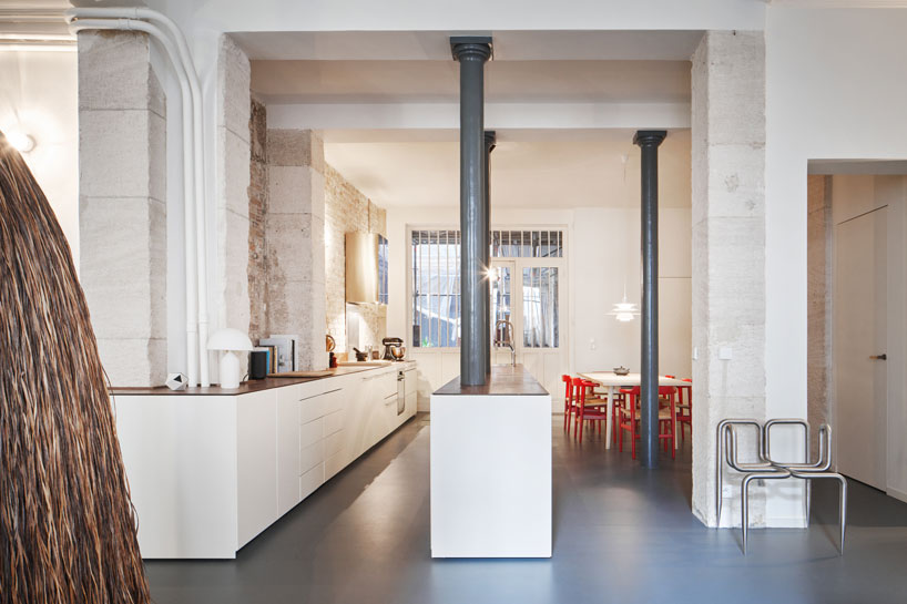 cut-architectures-glass-and-walnut-loft-paris-designboom-02
