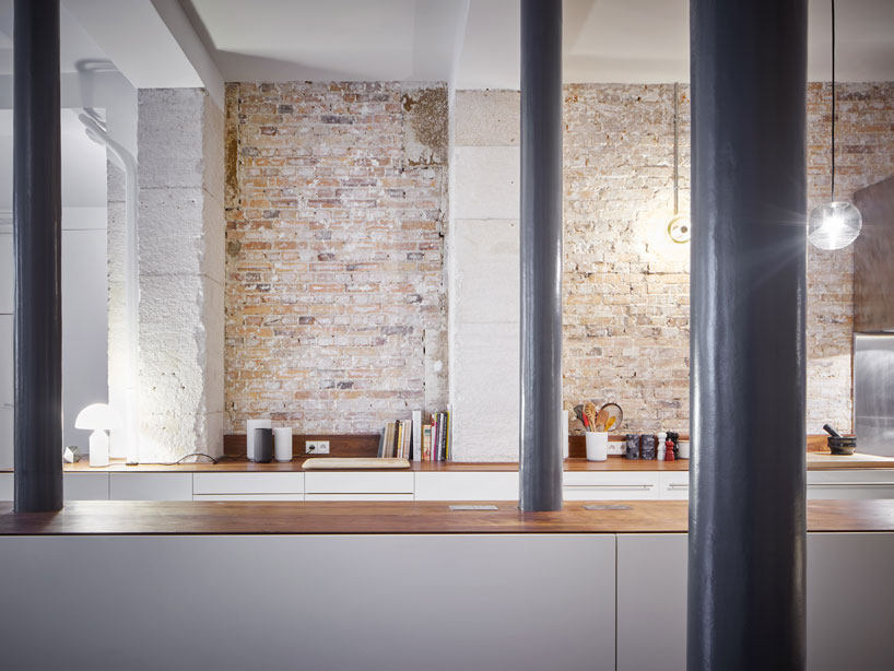 cut-architectures-glass-and-walnut-loft-paris-designboom-02