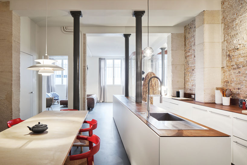 cut-architectures-glass-and-walnut-loft-paris-designboom-02