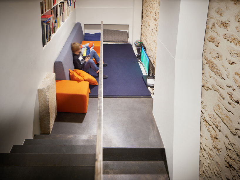 cut-architectures-glass-and-walnut-loft-paris-designboom-02