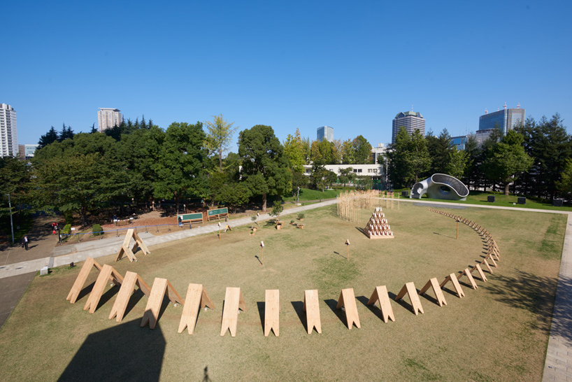 kengo kuma tsumiki pavilion tokyo design week triangle-shaped wooden blocks designboom
