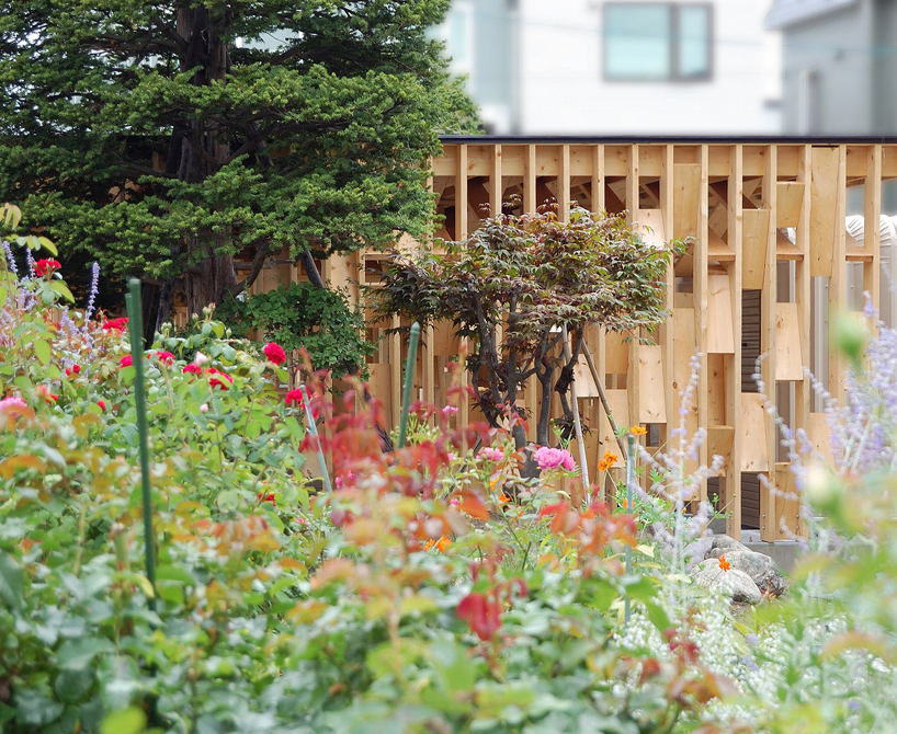 yoshichika-takagi-wood-shelter-hokkaido-japan-designboom-02