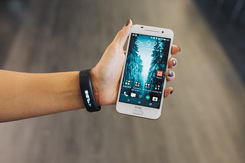 HTC-under-armour-healthbox-fitness-tracking-designboom-02