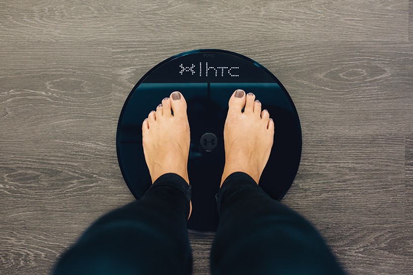 HTC-under-armour-healthbox-fitness-tracking-designboom-03