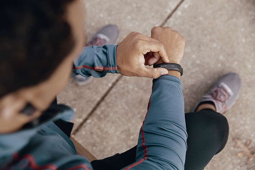 HTC-under-armour-healthbox-fitness-tracking-designboom-10