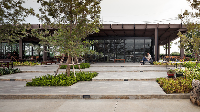 integrated-field-IF-it's-sara-cafe-nong-khae-thailand-designboom-02