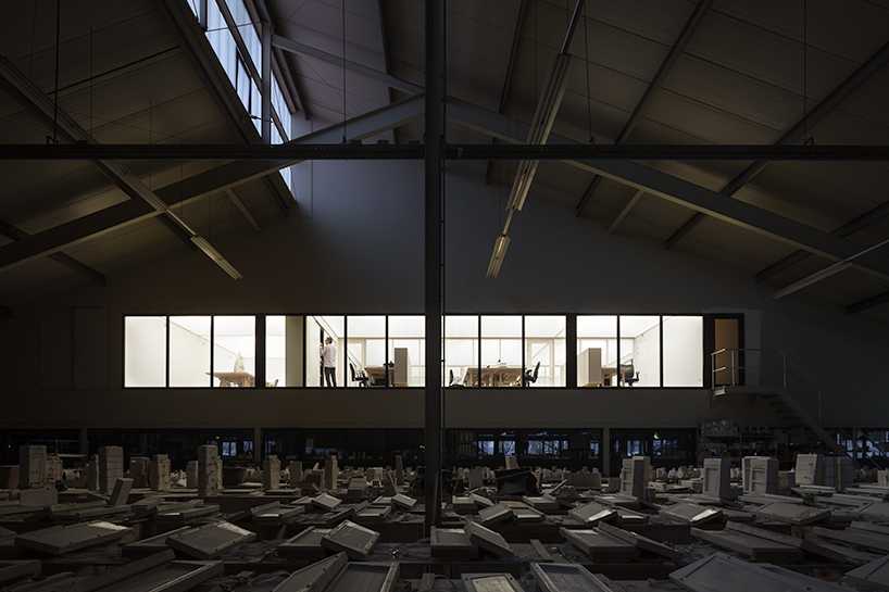 monadnock-interior-office-of-the-royal-tichelaar-factory-the-netherlands-designboom-02