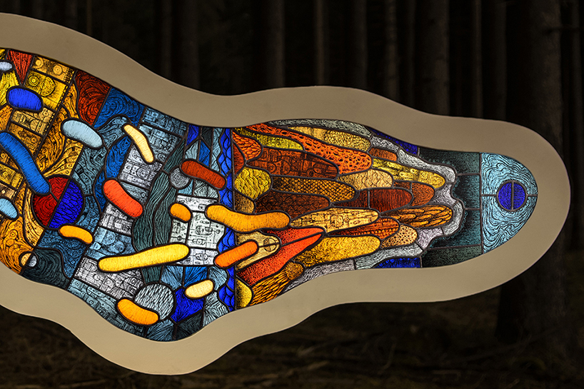 thomas-medicus-amoeba-stained-glass-sculpture-designboom-03