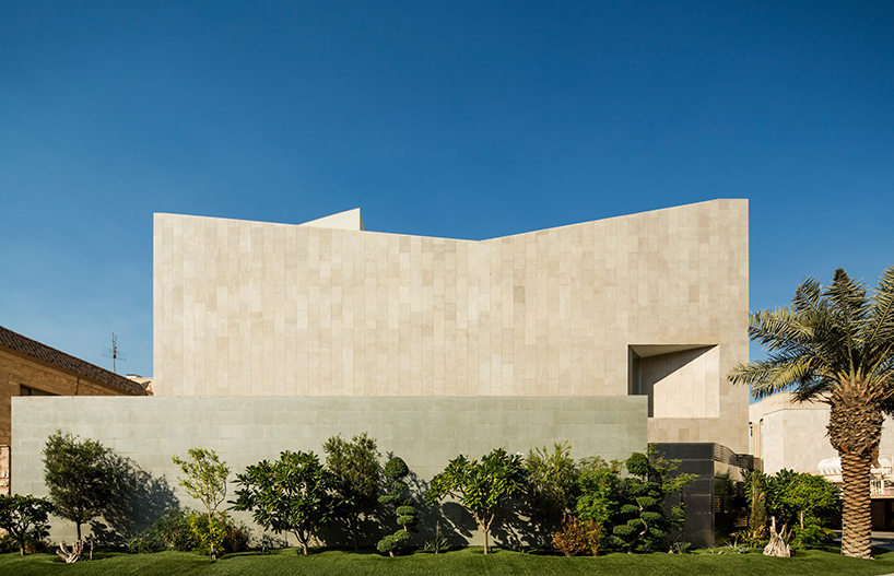 AGi-architects-wall-house-khaldiya-kuwait-designboom-01