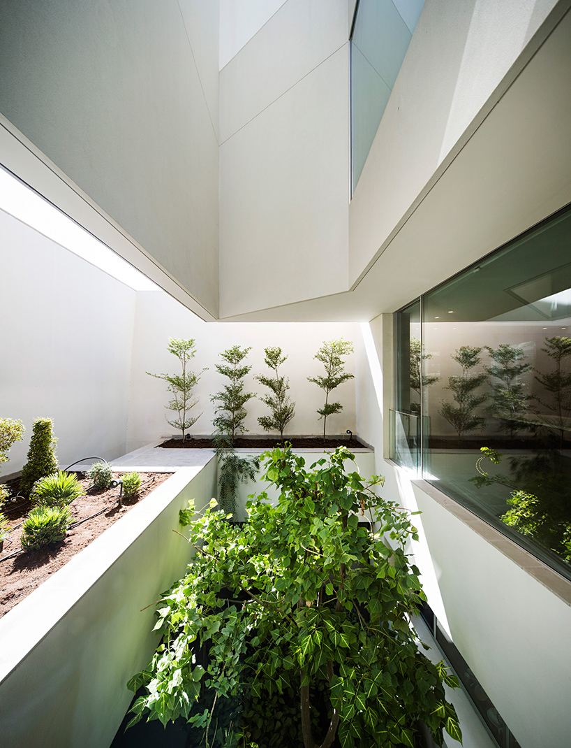 AGi-architects-wall-house-khaldiya-kuwait-designboom-02