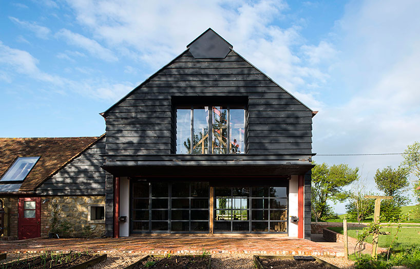 liddicoat goldhill restore the ancient party barn  in england 