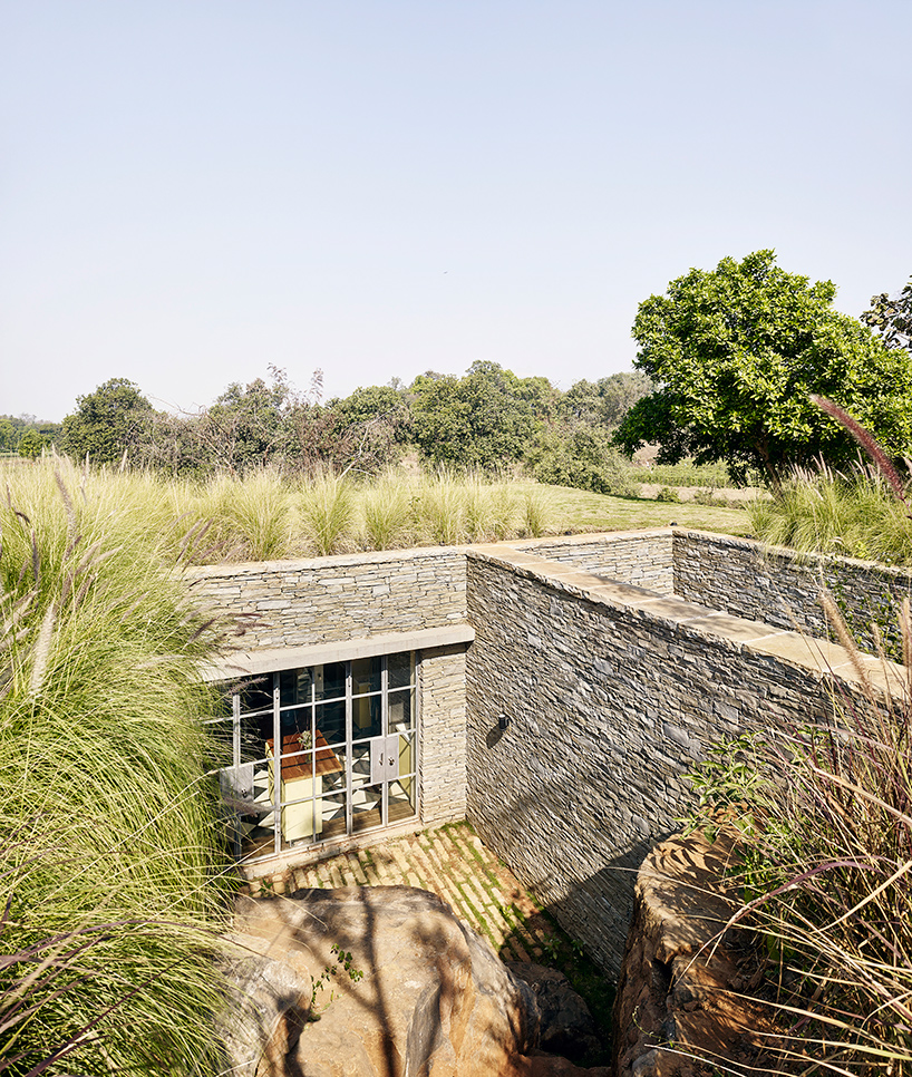 architecture-brio-the-riparian-house-karjat-mumbai-india-designboom-02