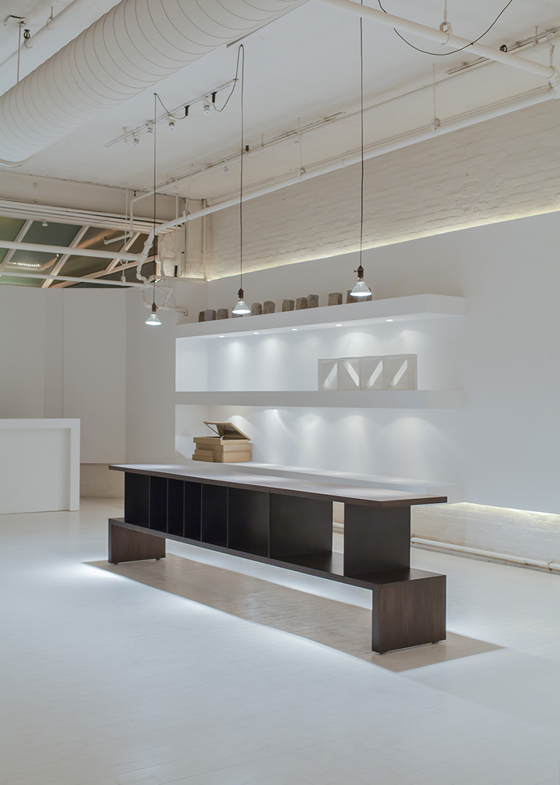 arthur-casas-espasso-furniture-made-in-america-exhibition-new-york-designboom-02