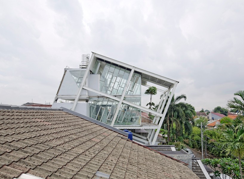 budi-pradono-architects-slanted-house-jakarta-designboom-0