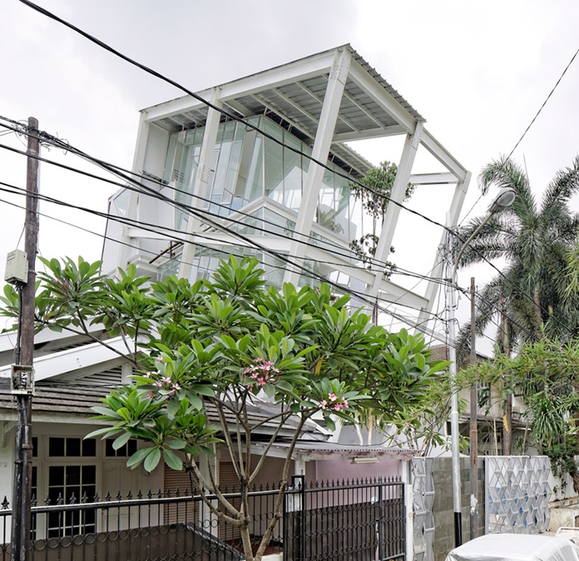 budi-pradono-architects-slanted-house-jakarta-designboom-01