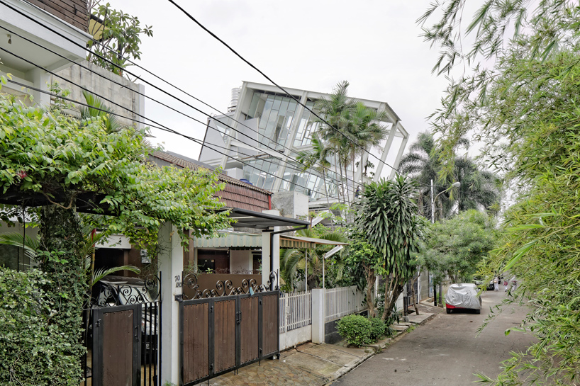 budi-pradono-architects-slanted-house-jakarta-designboom-03