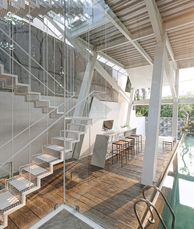 budi-pradono-architects-slanted-house-jakarta-designboom-03