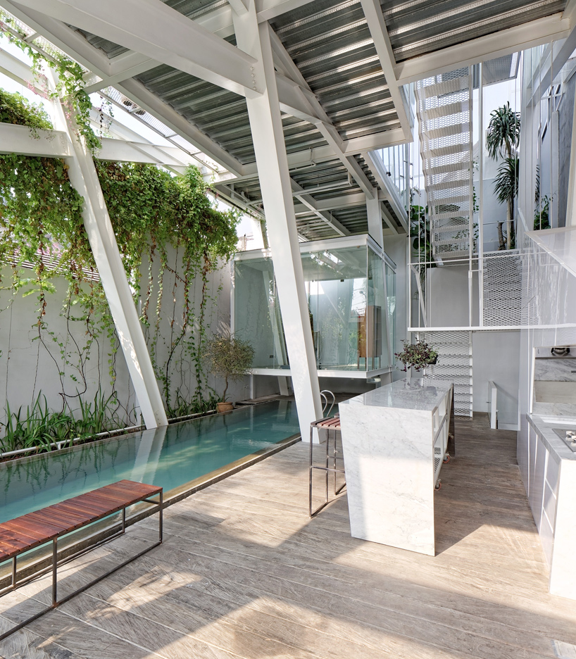 budi-pradono-architects-slanted-house-jakarta-designboom-03