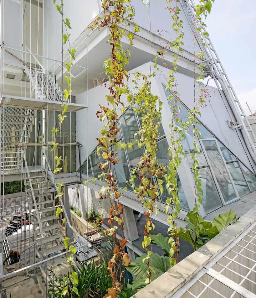 budi-pradono-architects-slanted-house-jakarta-designboom-03