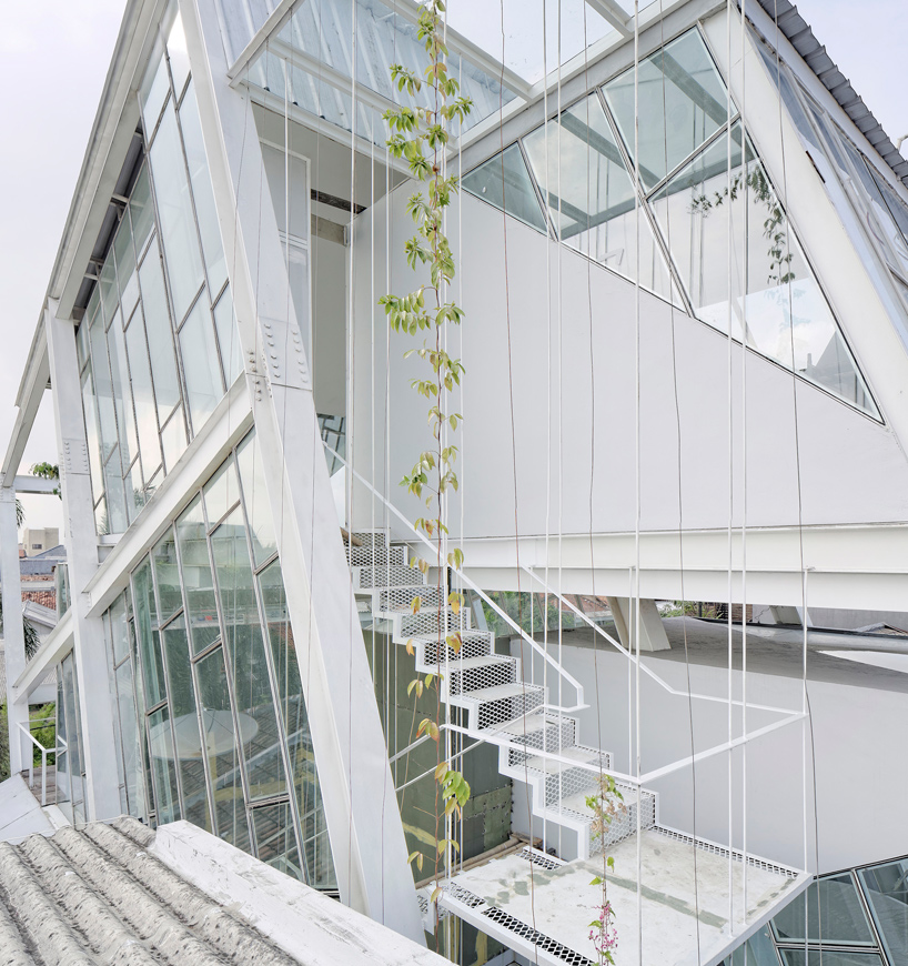 budi-pradono-architects-slanted-house-jakarta-designboom-03