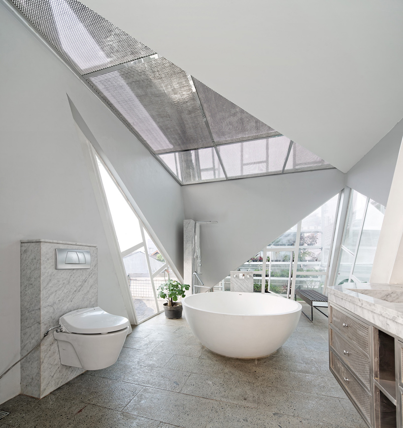 budi-pradono-architects-slanted-house-jakarta-designboom-03