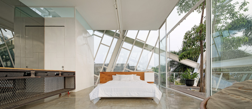 budi-pradono-architects-slanted-house-jakarta-designboom-03