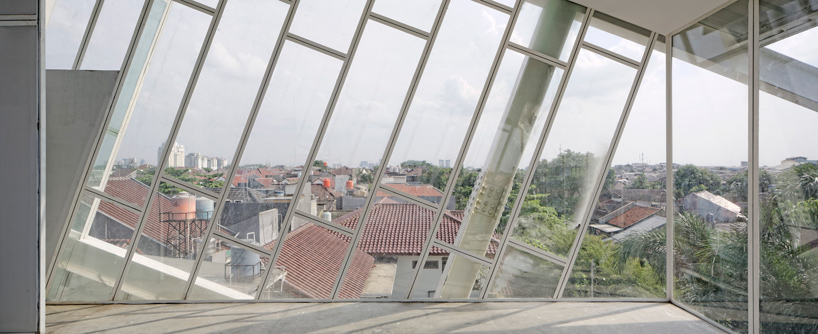 budi-pradono-architects-slanted-house-jakarta-designboom-03