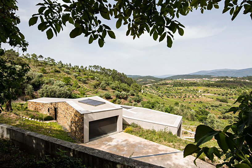 camarim-arquitectos-casa-na-gateira-house-penela-portugal-designboom-02