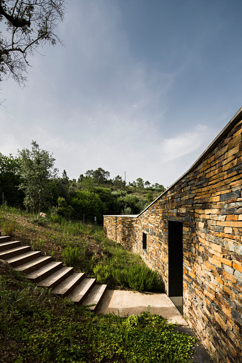 camarim-arquitectos-casa-na-gateira-house-penela-portugal-designboom-02