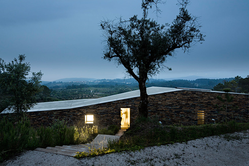 camarim-arquitectos-casa-na-gateira-house-penela-portugal-designboom-02