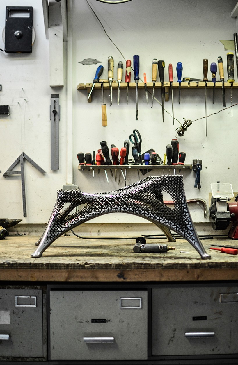 joris-laarman-lab-aluminum-gradient-chair-designboom-07