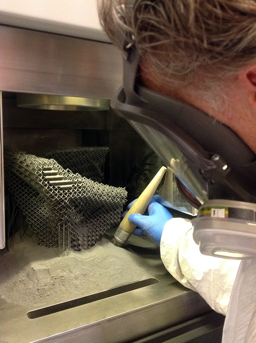 joris-laarman-lab-aluminum-gradient-chair-designboom-09