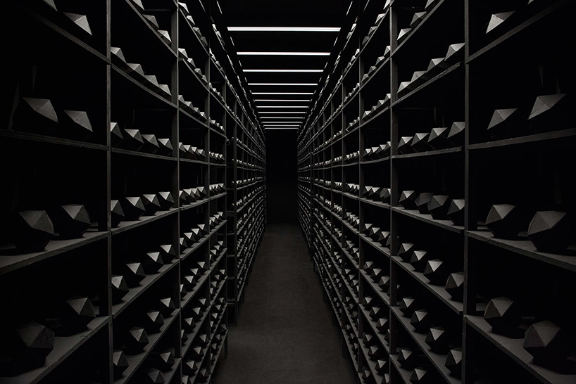 levi-van-veluw-the-relativity-of-matter-installation-designboom-05