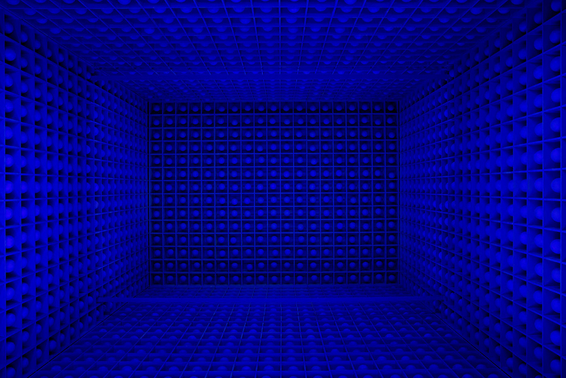 levi-van-veluw-the-relativity-of-matter-installation-designboom-06