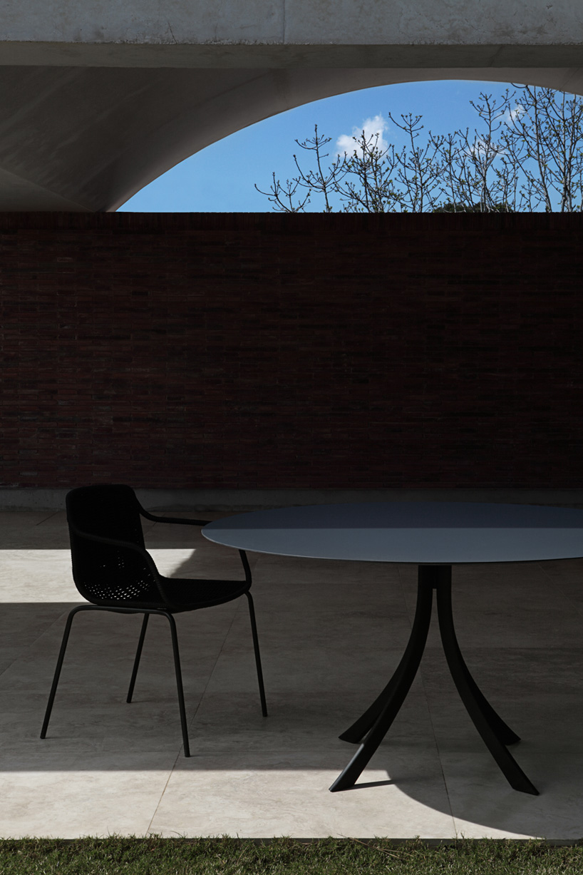 lievore alterr molina expormim falcata table designboom 