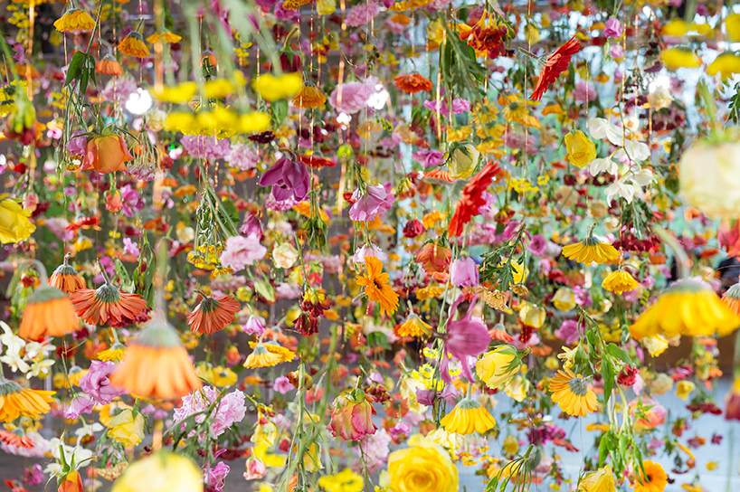 rebecca-louise-law-floral-installation-garten-bikini-berlin-concept-mall-designboom-010