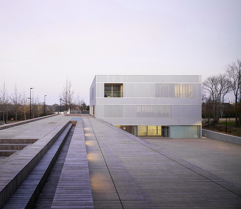 LAN-architecture-saint-jacque-municipal-administration-building-france-designboom